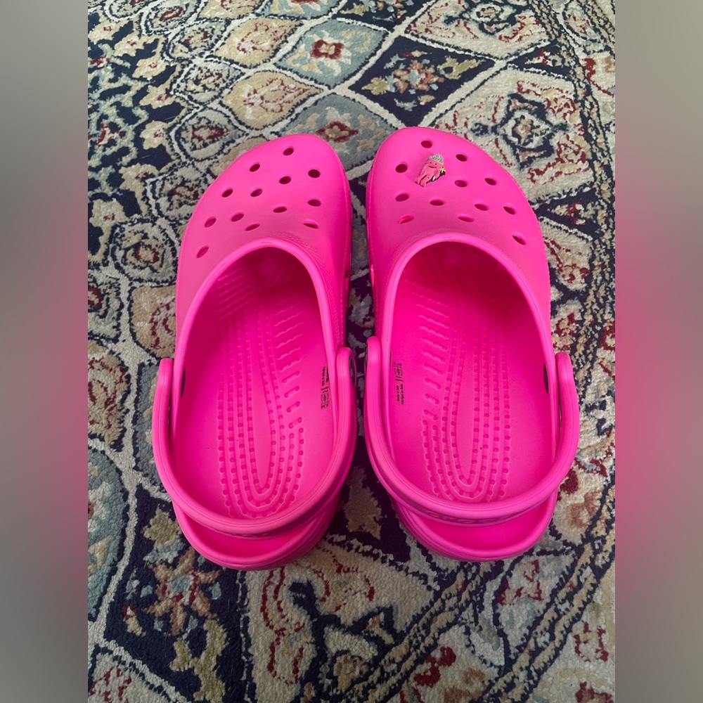 Women’s size 9/ Men’s 7 crocs w jibbit